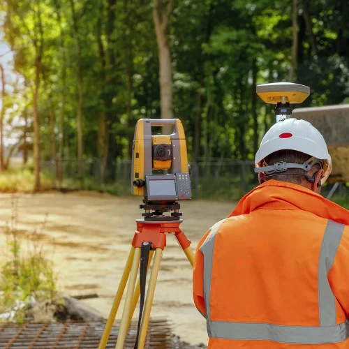 surveyor-site-engineer-with-total-positioning-station-construction-site-new-road-construction copiar